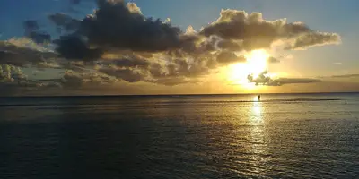 ¿Cómo influyó la historia bélica en la población de Guam?