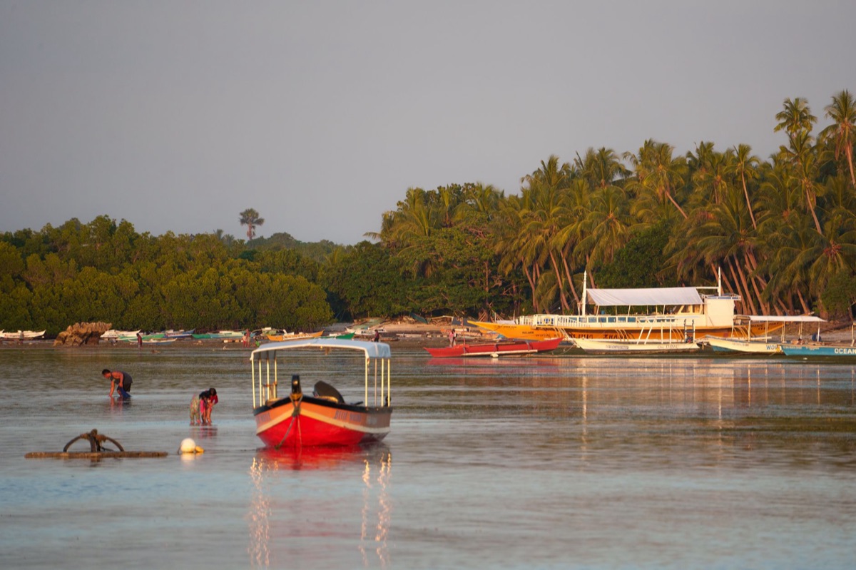 isola tropicale con imbarcazione da pesca