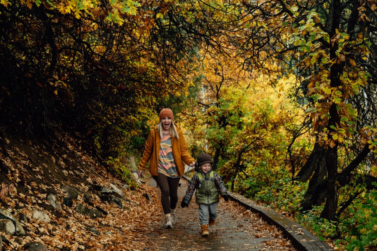Familie auf Wanderweg