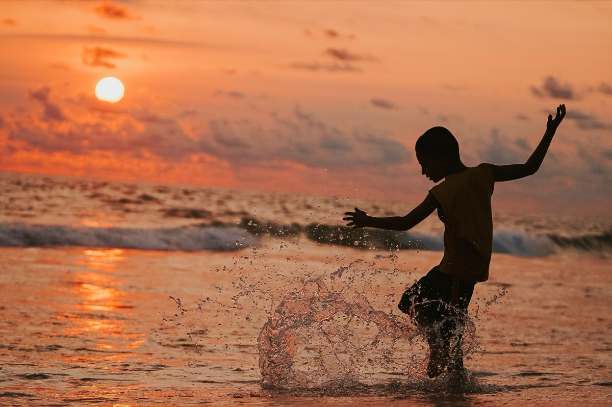 Kinder spielen im Wasser