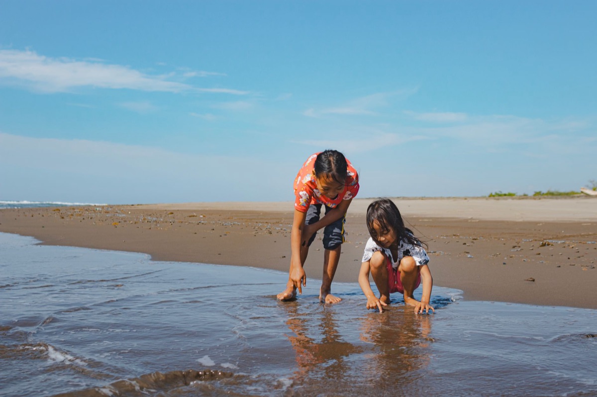 Niños jugando en la playa de Guam
