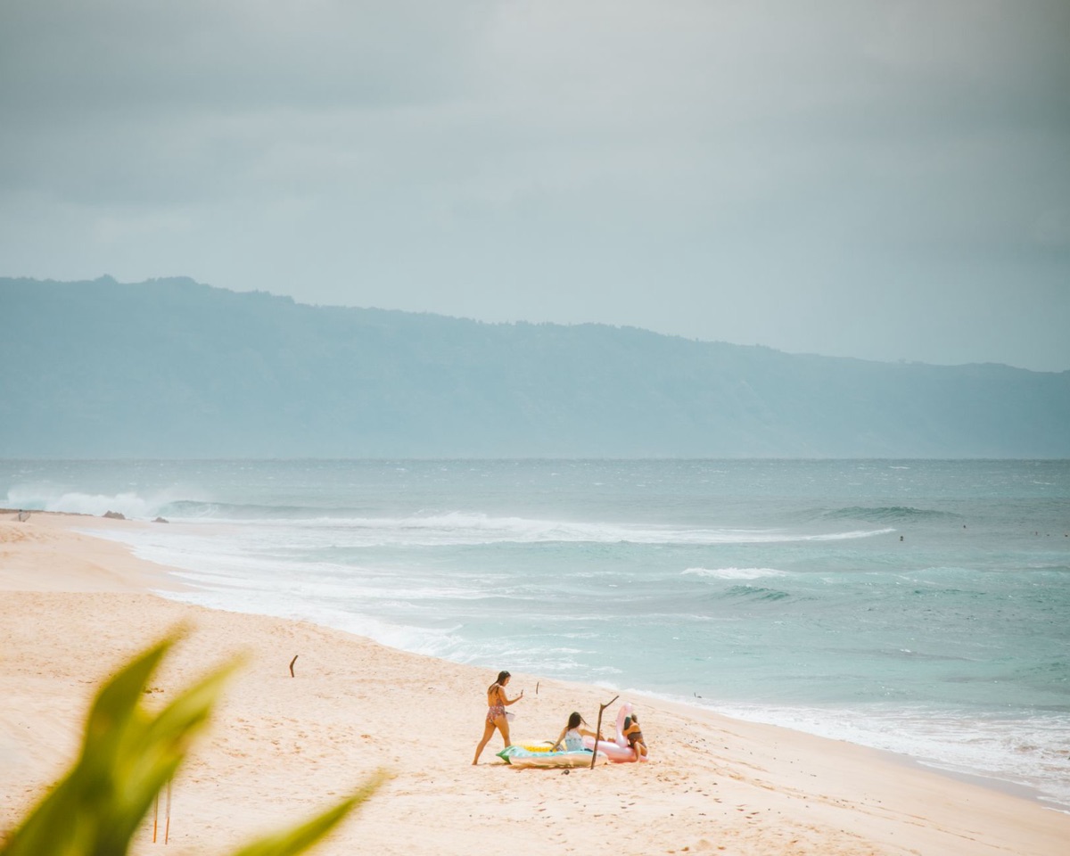 Enfant joue sur une plage à Hawaï