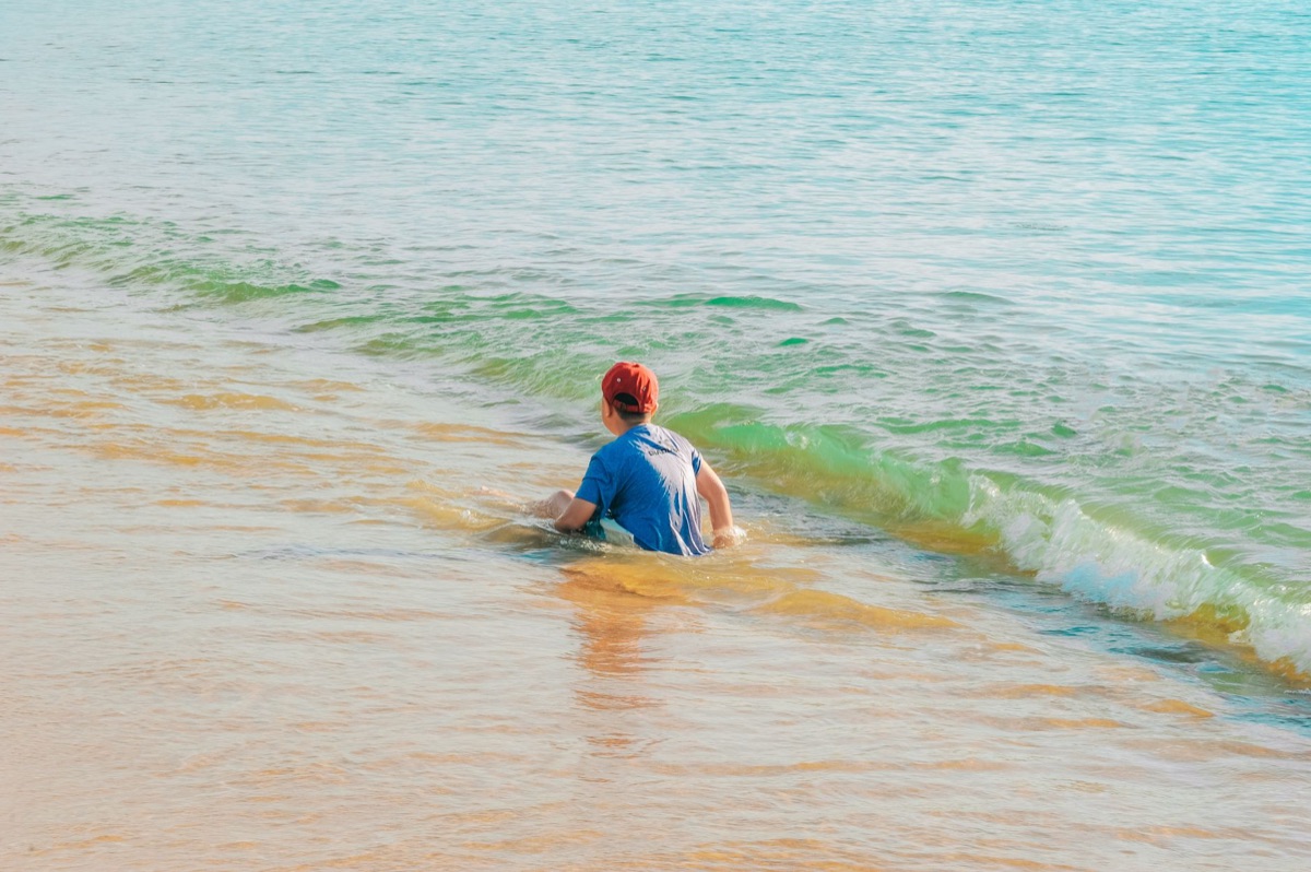 bambino a giocare sulla spiaggia in hawaii