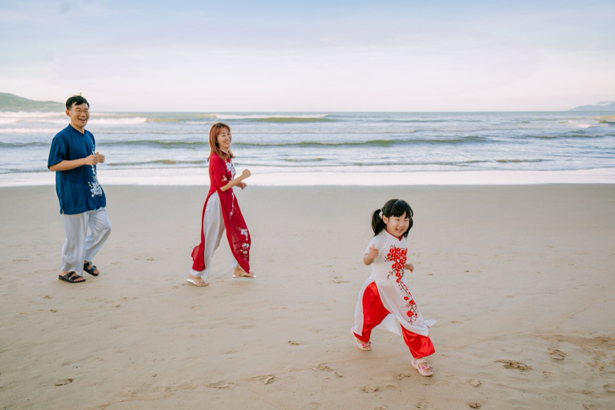familie speelt op zand met golven