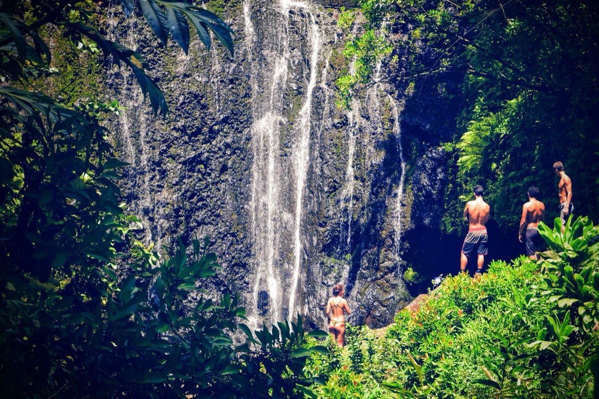 crianças brincando perto de cachoeira em hawaii