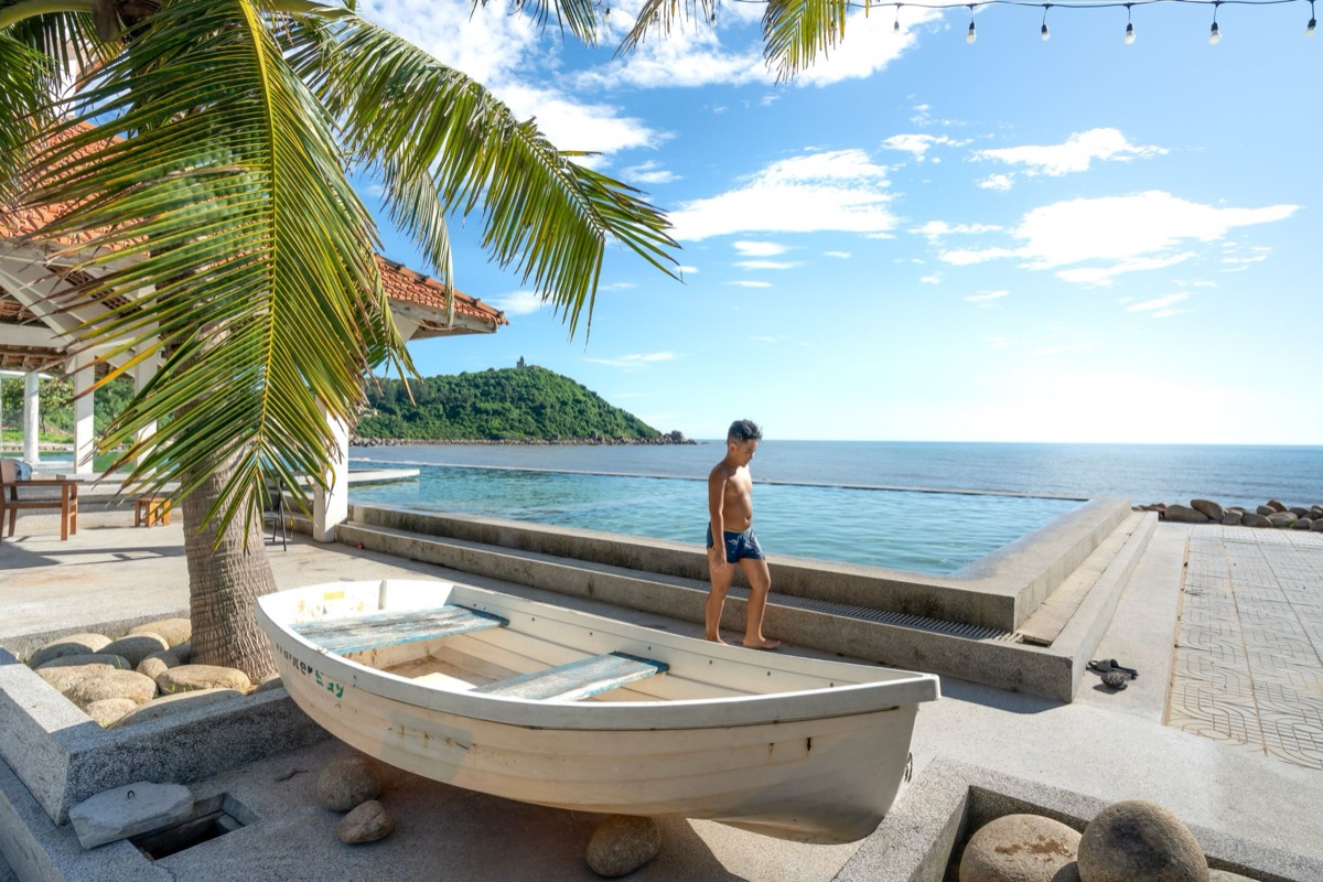 hotel con piscina para niños y vista al mar