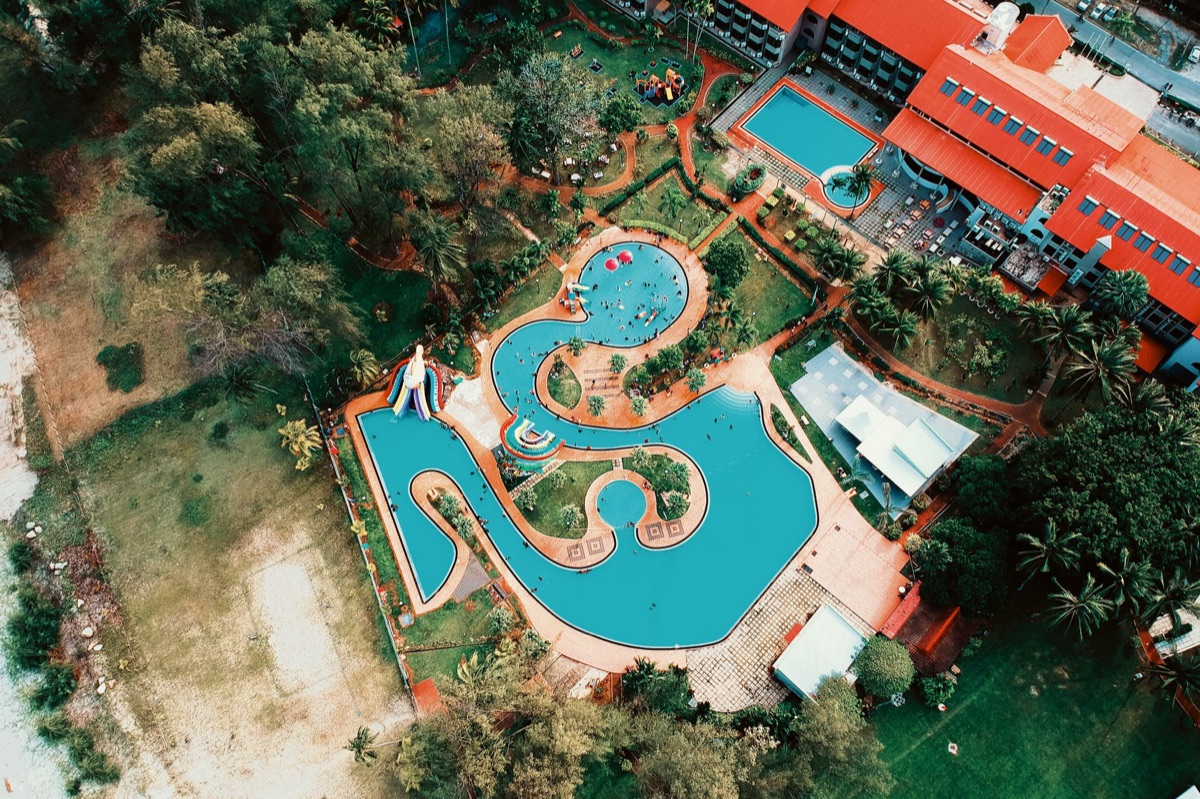 stanza con piscina per bambini