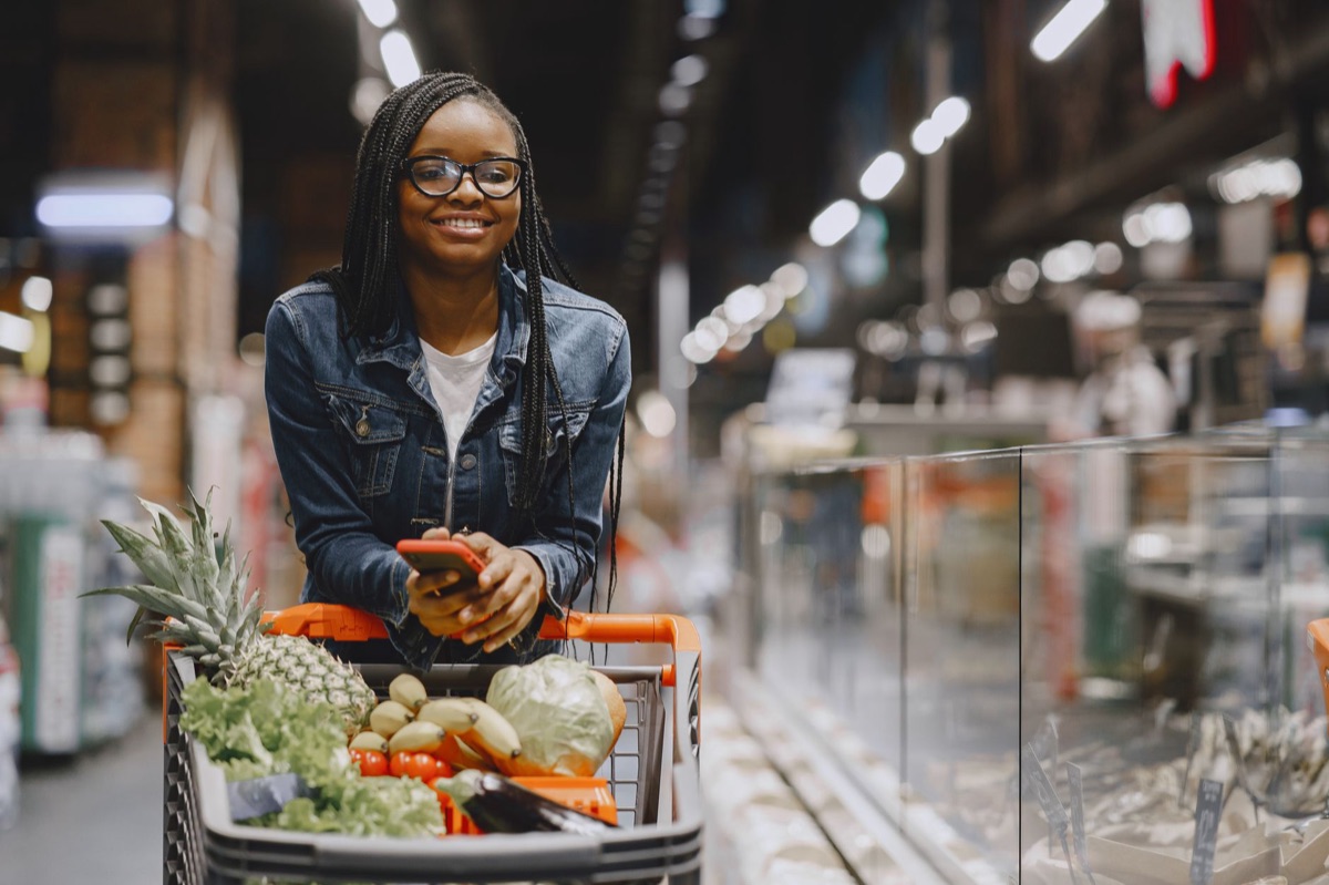 carrito de compras con frutas tropicales