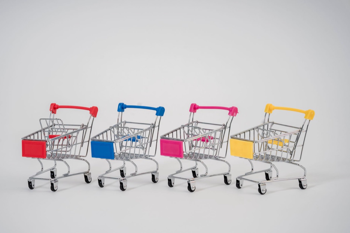 chariot de supermarché avec objets superflus