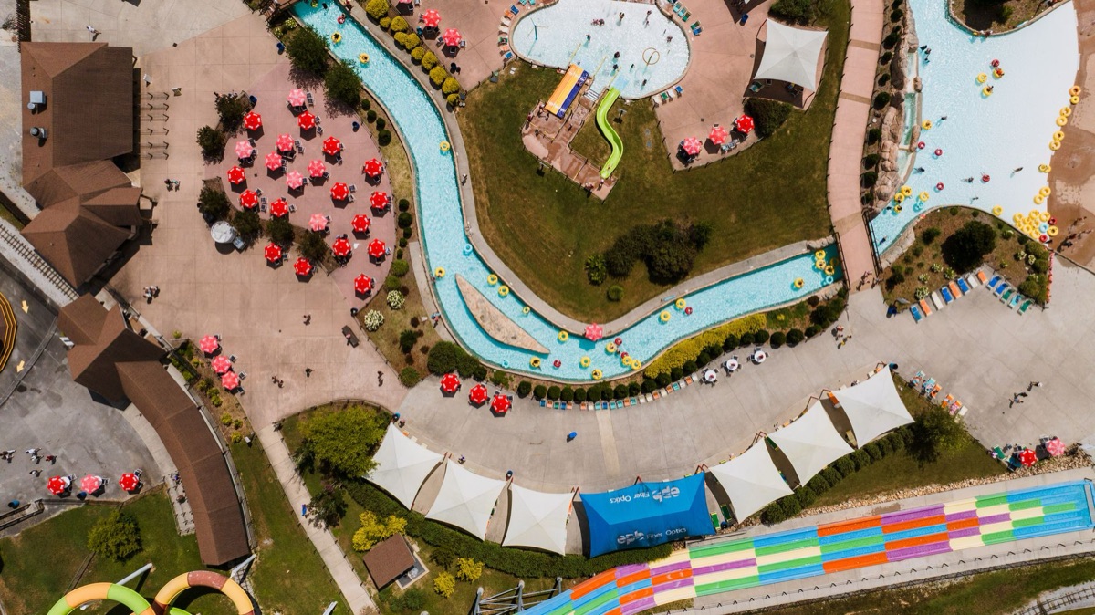 Parque de agua con colas y piscinas