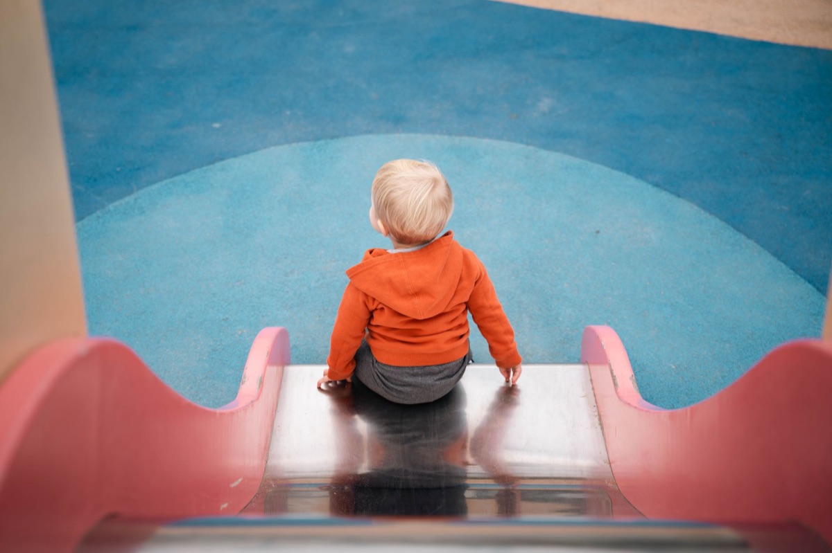Enfants jouent sur une toboggan