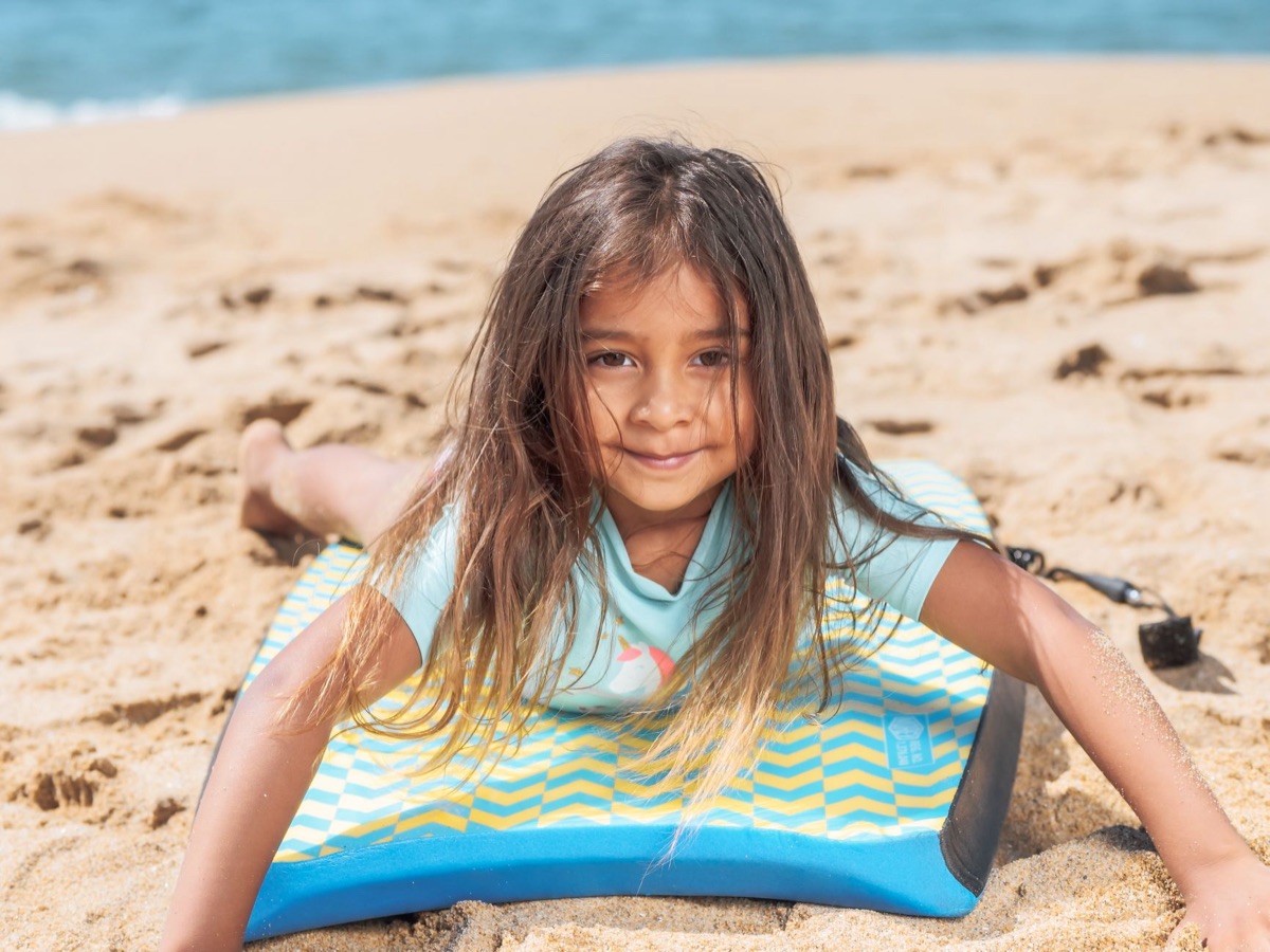 Kinderen surfen op de zee