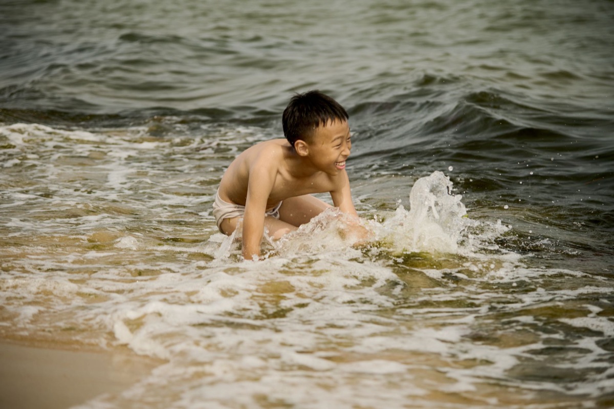 孩童在沙灘上玩耍