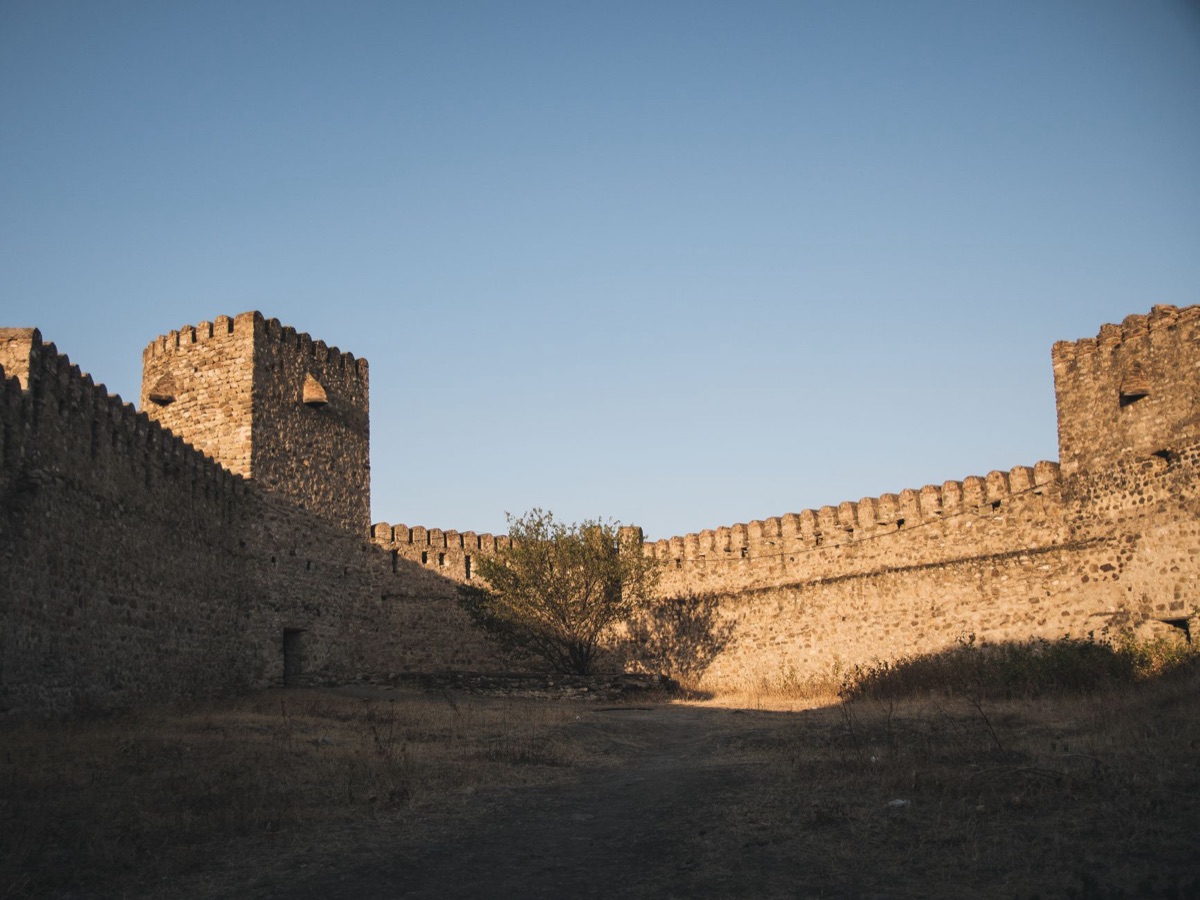 Fortaleza de Solander con muros de piedra y jungla alrededor