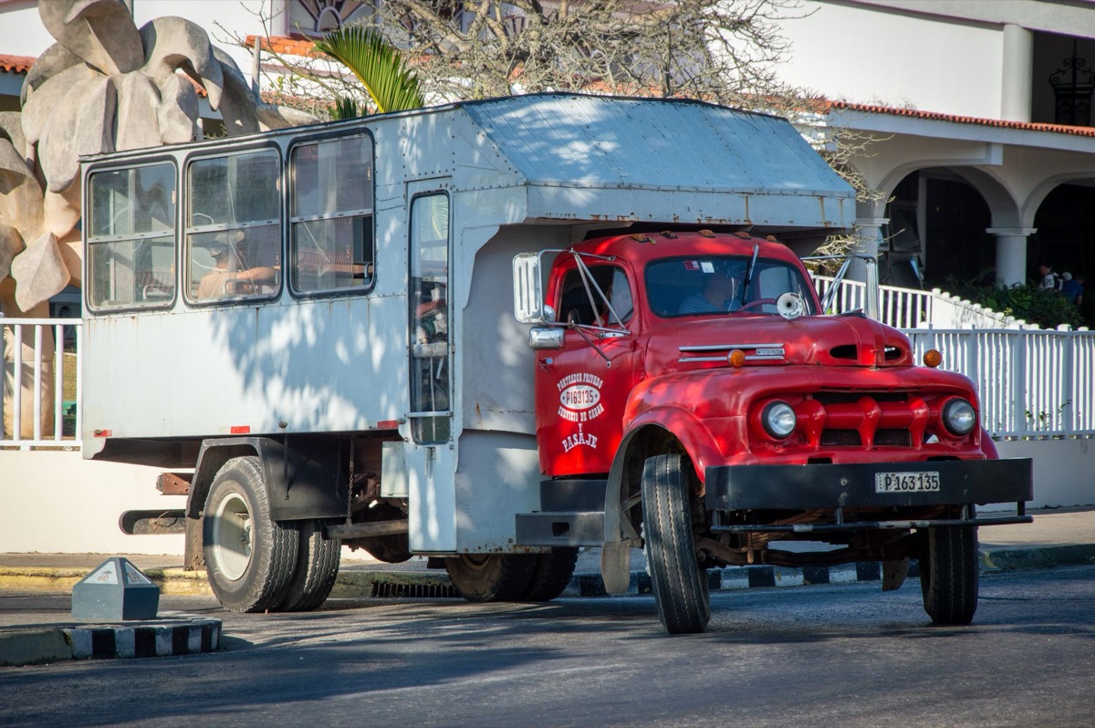 Autobús de transporte público en un entorno tropical