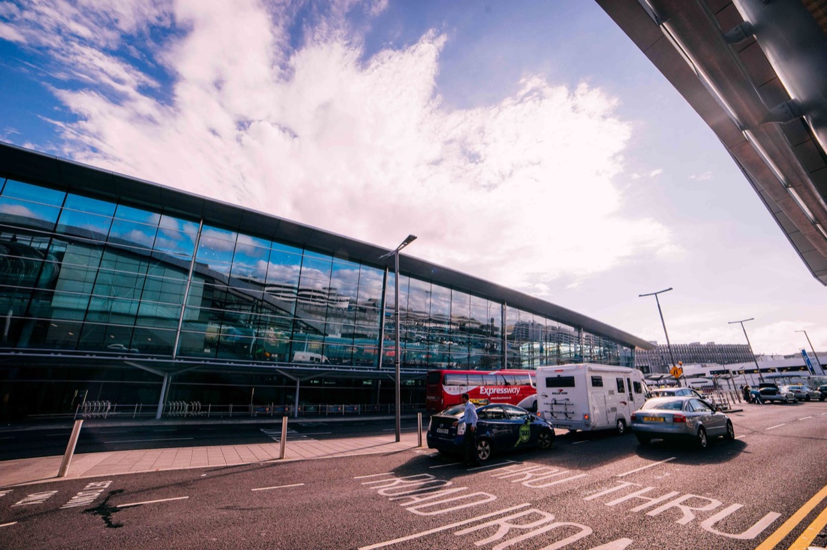 Un cartello all'ufficio dei noleggi auto all'aeroporto di Guam.