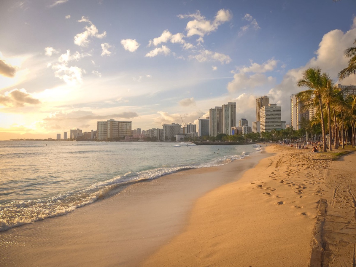 spiaggia hawaii all'ora del crepuscolo