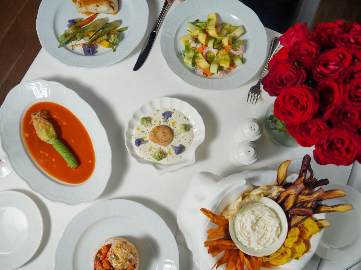 tavolo cena con piatti tropicale