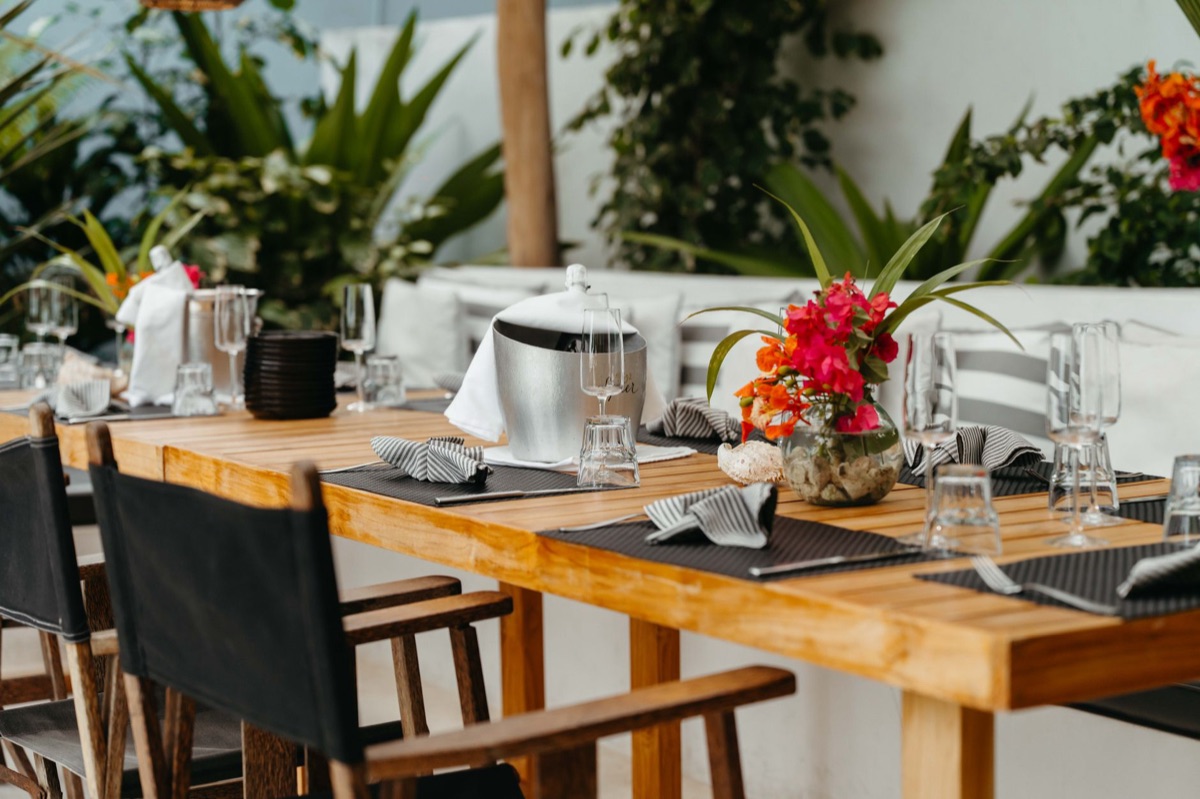 Tropisch bloemstuk op een avondtafel