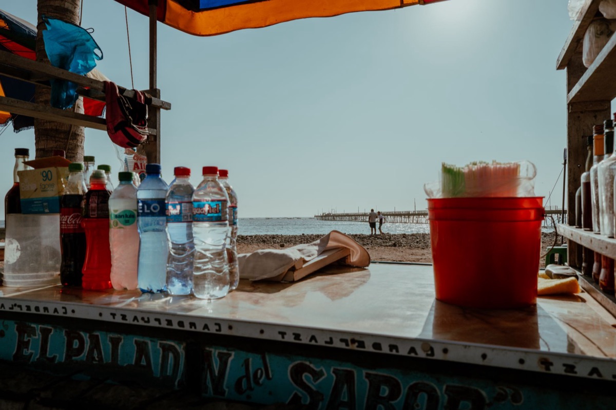 Praia tropical com vendedor de alimentação