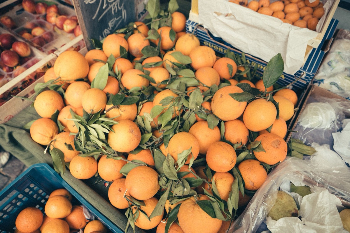 mercado local com frutas frescas