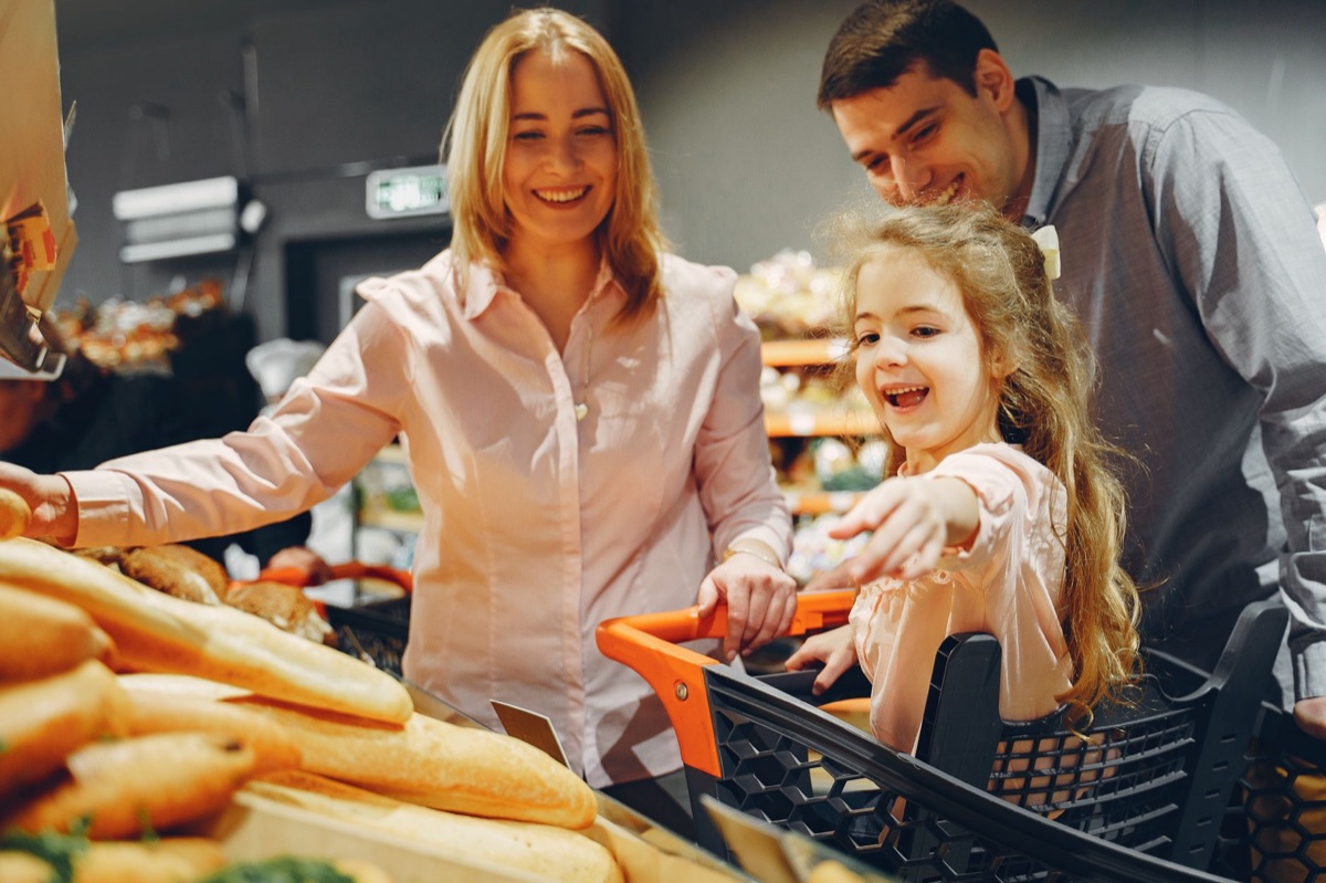 Familie einkauft in Kmart, shop comparison