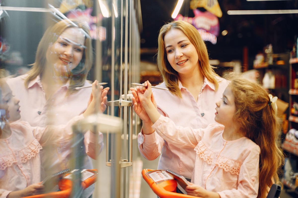 Familie einkauft in Allert, shop comparison