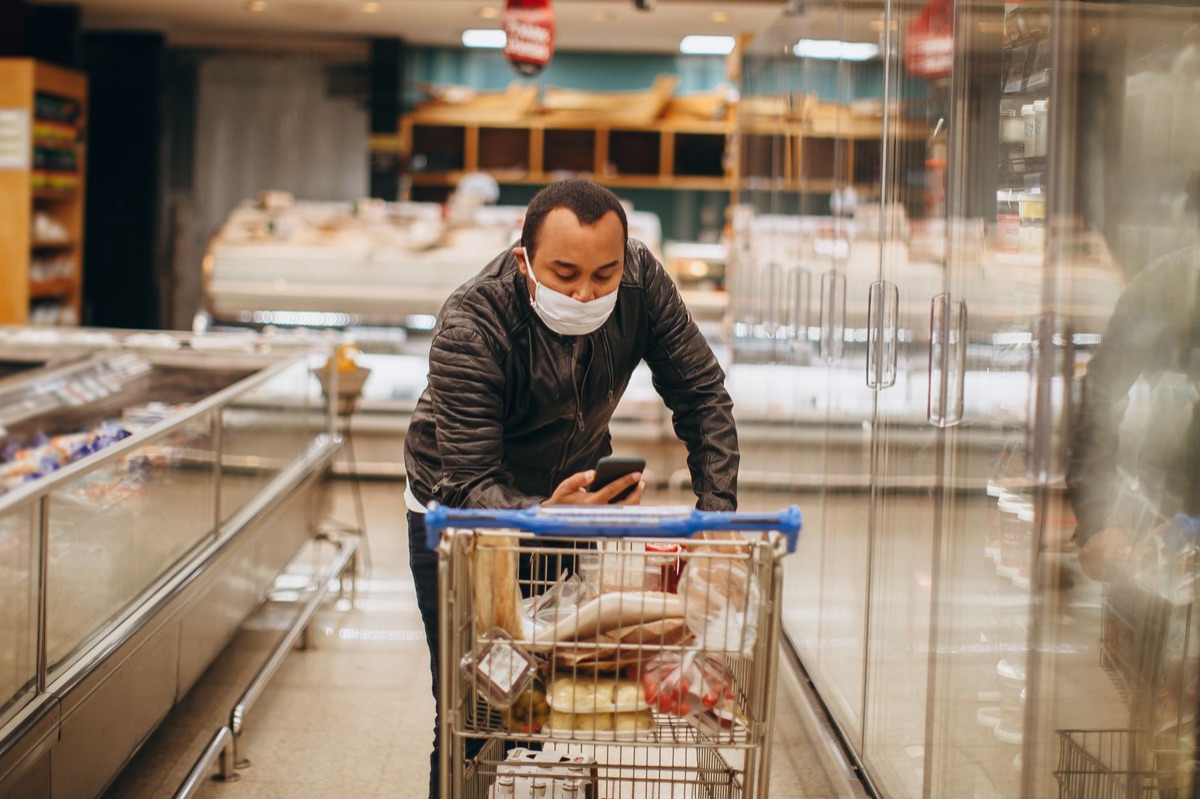 familia comprando en supermercado