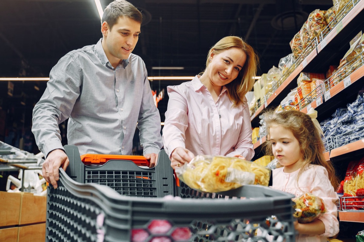 Carrinho de compras com crianças em supermercado