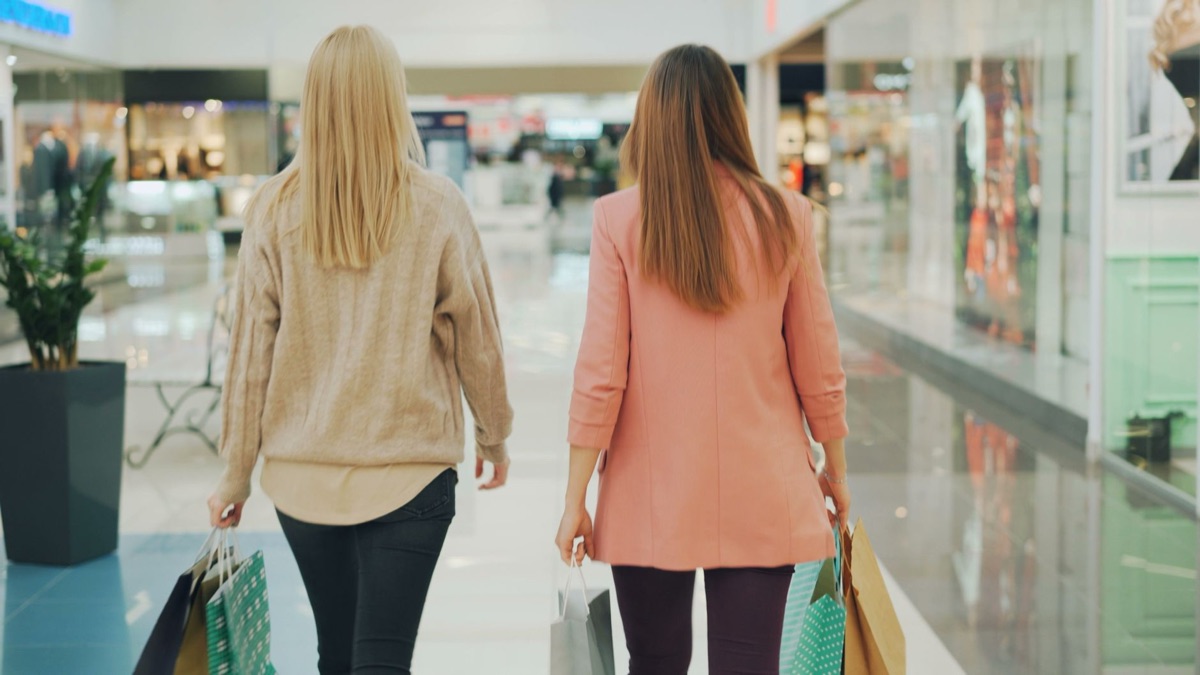 Família comprando em centro de compras de luxo