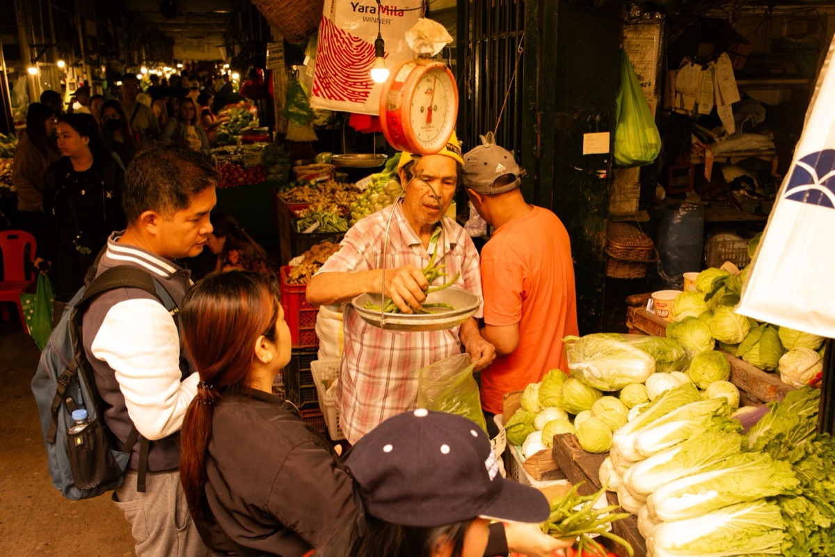 vendedor de comidas locais no mercado de chamorro
