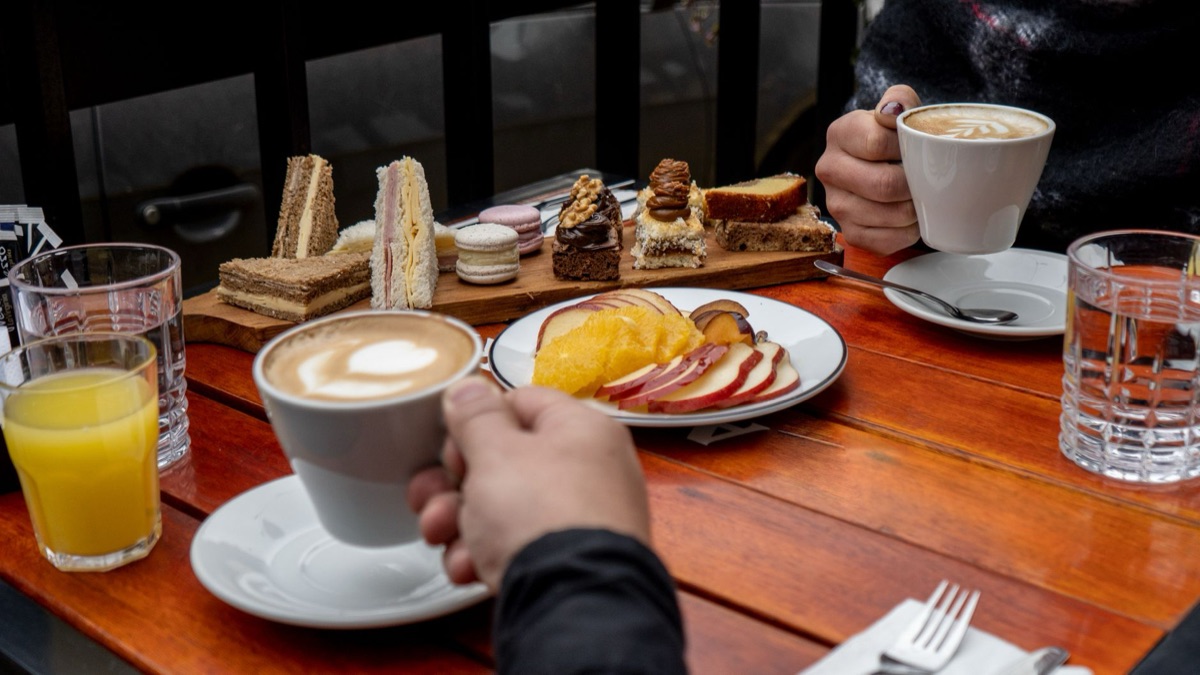 mesa de brunch com crianças e comidas locais