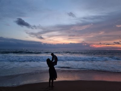 Kleinkinder und Meer: Trockener Strand vs. Tauchgang Guam