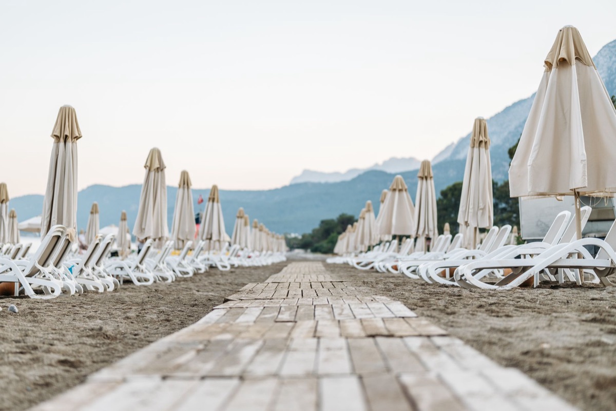 Familie mit Kind am Strand mit Schnorchel