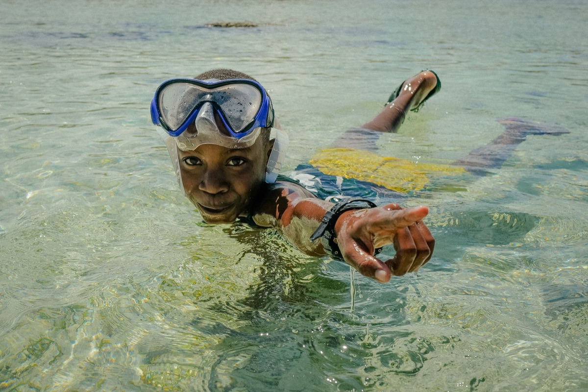 Plage avec enfants et équipement