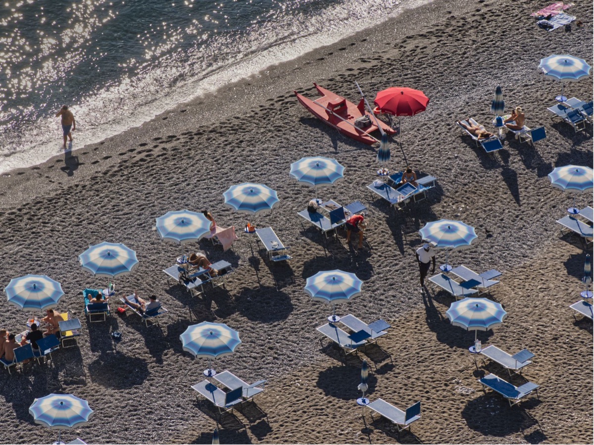coperta e ombrello sulla spiaggia