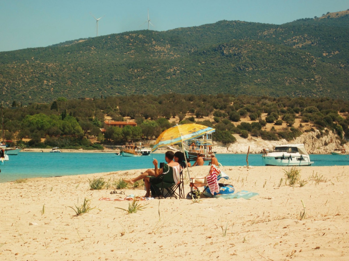 Zandbank en zanddoek op strand