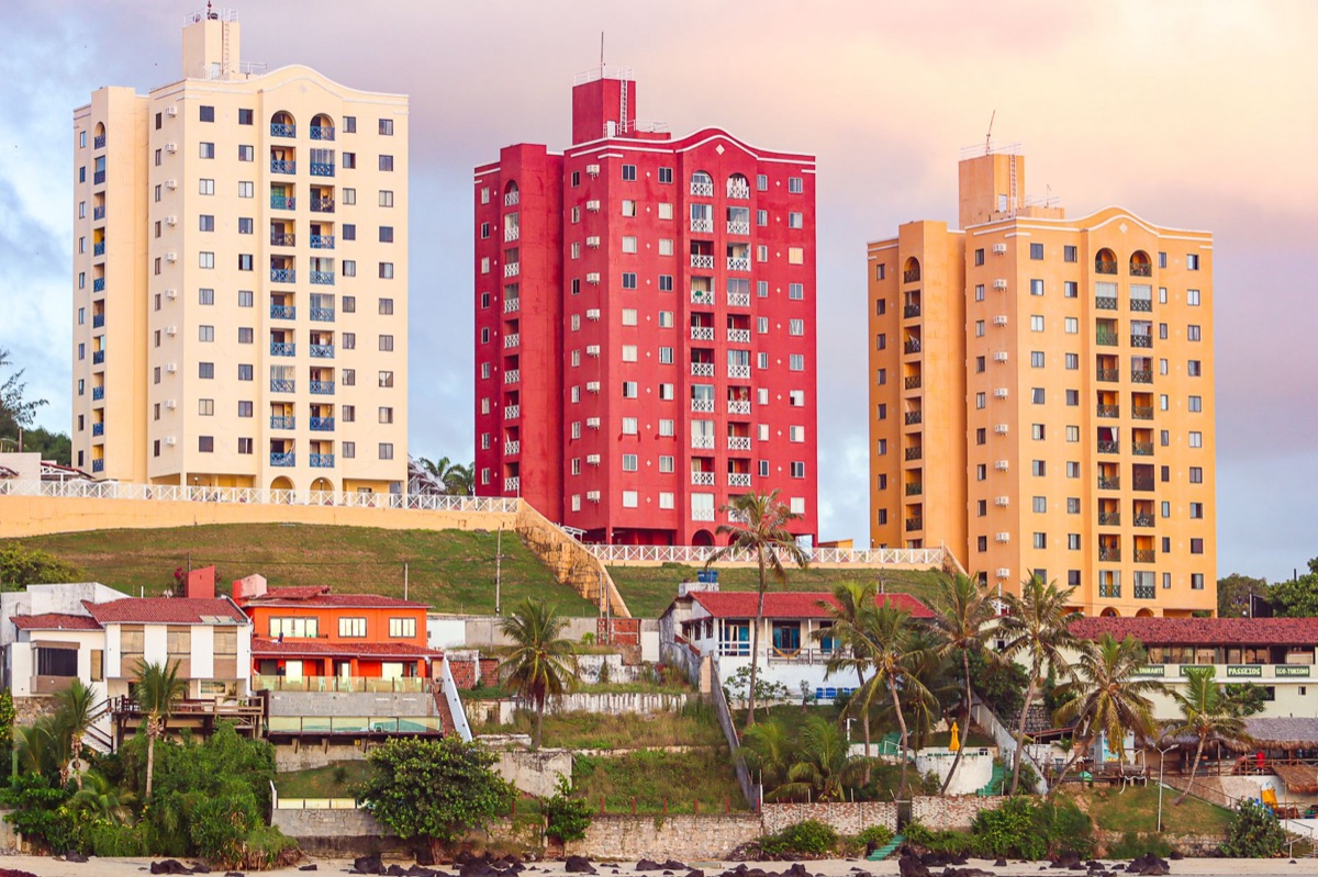 Traditionelle und moderne Architektur in Guam