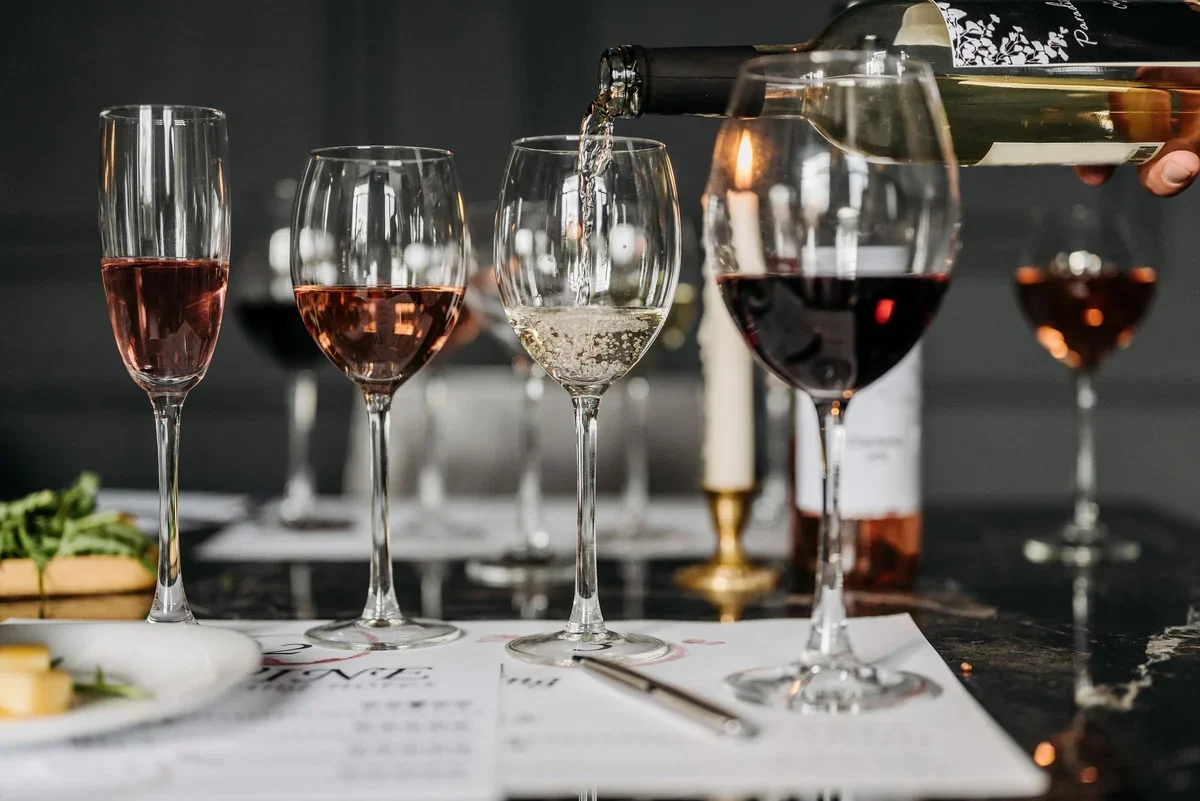 Vino rosso versato in un piccolo bicchiere da degustazione specializzato
